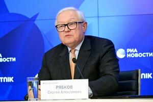 2025年11月、モスクワで記者会見するロシアのリャプコフ外務次官(共同)