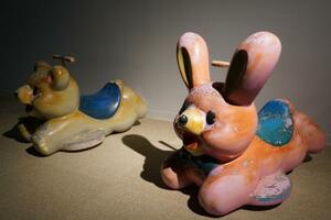 　「恐怖心展」より。古びた遊具の展示