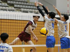 関根学園-新発田中央 スパイクを決める関根学園の竹田尊飛=新潟市東総合スポーツセンター