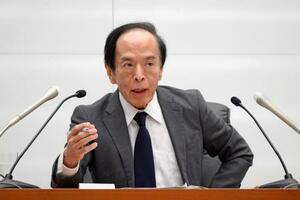 金融政策決定会合後、記者会見する日銀の植田総裁。政策金利を0・5%程度で維持することを決めた=31日午後、日銀本店