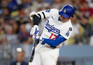 米大リーグ、フィリーズ戦の8回、50号ソロを放つドジャース・大谷翔平。メジャー史上6人目となる2年連続の50本塁打に到達した=16日、ロサンゼルス(共同)