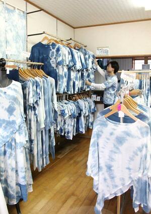 藍染めした衣類などが並ぶ店内=新潟市西蒲区岩室温泉