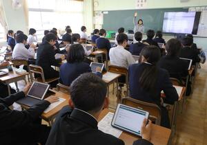 全国学力テストでデジタル端末を操作する生徒=17日、新潟市東区の大形中学校