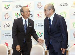 ２月の新潟政労使会議で花角英世知事（左）と言葉を交わす連合新潟の小林俊夫会長＝新潟市中央区