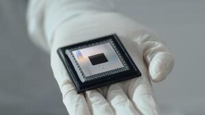 米グーグルの量子コンピューター用チップ「ウィロー」(同社提供)