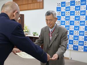 防犯功労者として表彰状を受け取る飯田惠輔さん=上越署