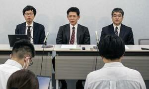 記者会見する検察官役を務める指定弁護士=2日午後、大阪市
