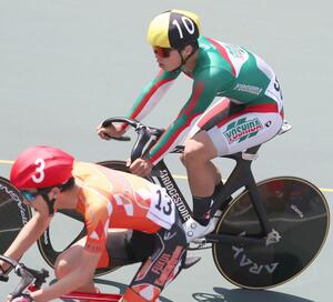 ４０００メートル速度競走で優勝した水谷悠平（奥）＝弥彦競輪場