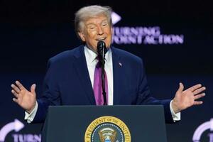 　１７日、米西部アリゾナ州フェニックスで、保守系政治団体の集会で演説するトランプ大統領（ＡＰ＝共同）