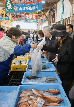 ズワイガニなどを買い求める人でにぎわった、つついし大漁感謝祭=糸魚川市の筒石漁港