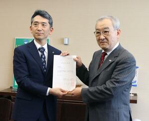 鈴木康之副知事（左）に開催要請書を手渡す日本スポーツ協会の山本浩常務理事＝県庁