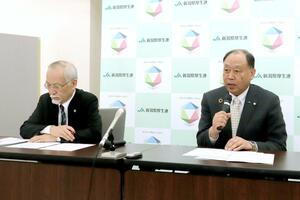 会見で経営状況について説明するJA県厚生連の塚田芳久代表理事理事長(右)=5月2日、新潟市中央区