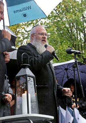　英ユダヤ教会堂襲撃テロ事件の追悼行事で話すダニエル・ウオーカー氏＝３日、英マンチェスター（共同）