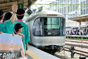 最終運行日を迎え、JR仙台駅を出発する「カシオペア」=30日午前