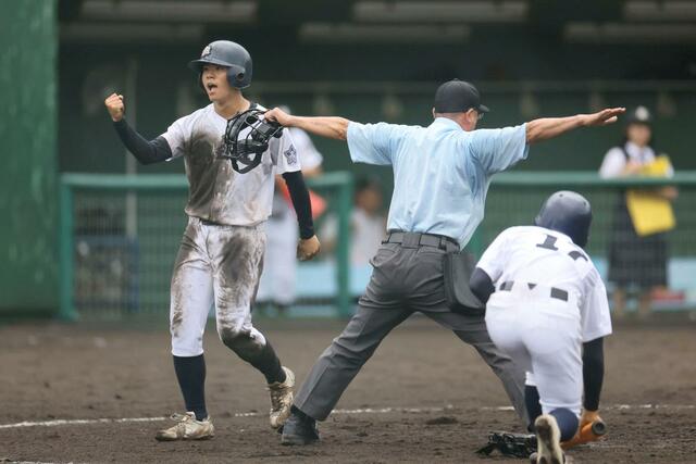 巻－村上　９回２死一、二塁で巻の栁下獅薗が生還し、６－４＝五十公野（写真映像部・菊池雪那）