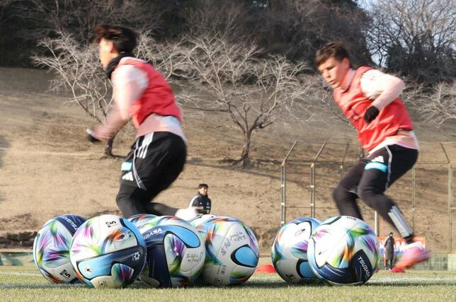 練習に取り組む選手たち＝宮崎県都城市