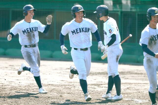 中越－新潟明訓　５回新潟明訓無死一、二塁　村山蒼空が左翼席に３点本塁打を放つ。ベンチ前で仲間に迎えられる村山（中央）＝長岡市悠久山球場