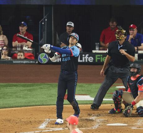 オールスター戦の３回、球宴初本塁打となる先制３ランを放つドジャース・大谷＝アーリントン（共同）