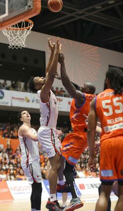 新潟－岐阜　第２クオーター、ファイがシュートを決め１７－３１＝アオーレ長岡