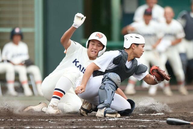 六日町－開志学園　２回開志学園２死二、三塁、大野佑の内野安打で先制し、さらに２走上原尚（左）が本塁を陥れ２－０＝三条パール金属スタジアム