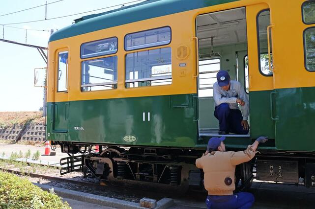 「かぼちゃ電車」の修繕の様子＝新潟市南区月潟