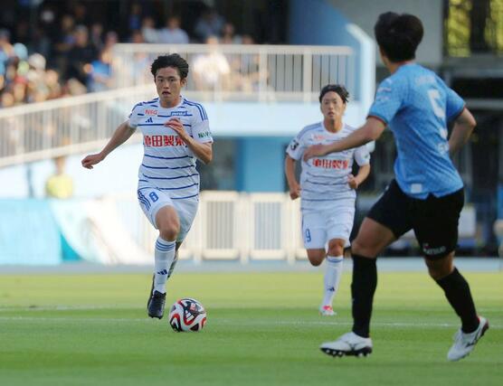 前半、攻め上がるＭＦ宮本英治＝１３日、Ｕｖａｎｃｅとどろきスタジアム　ｂｙ　Ｆｕｊｉｔｓｕ