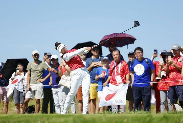 女子　最終ラウンド、１３番でティーショットを放つ山下美夢有＝パリ郊外（共同）