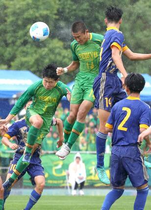 帝京長岡－開志学園ＪＳＣ　後半２１分、帝京長岡のＦＷ安野匠（中央）が頭でゴールを決め、３－０＝新発田市五十公野公園陸上競技場（写真映像部・菊池雪那）