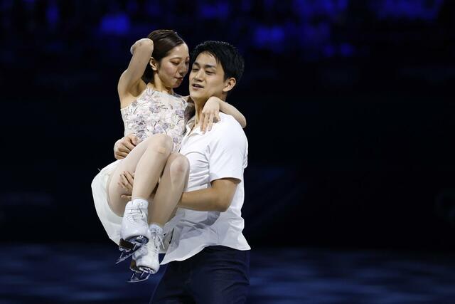 エキシビションで演技するペアの三浦璃来（左）、木原龍一組＝ミラノ（共同）