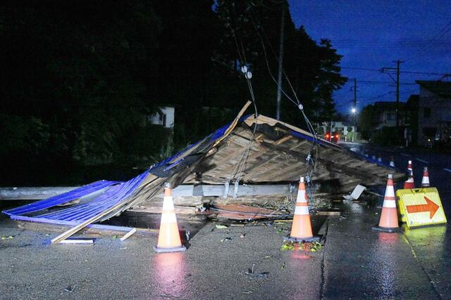 突風で吹き飛ばされた屋根=10日午後6時30分前、上越市三和区