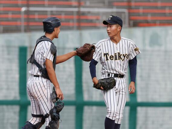 帝京長岡－星稜　５回、マウンドで言葉を交わす帝京長岡先発の工藤壱朗（右）と捕手松本覇＝富山市民球場