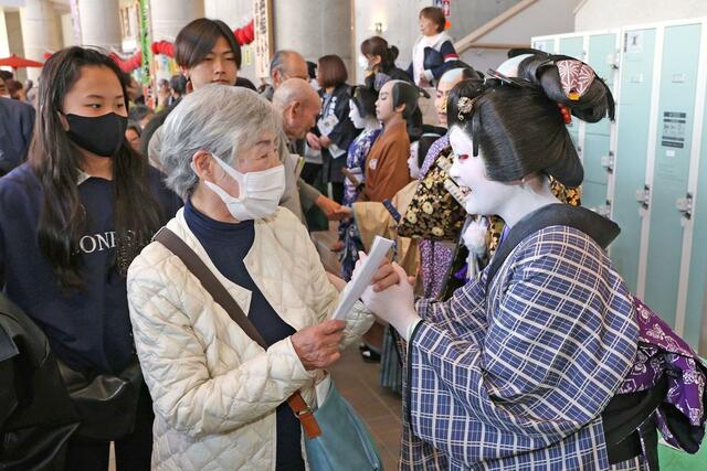 終演後、一人一人の観客を見送る出演者。観客たちが熱演をねぎらい、声をかけた