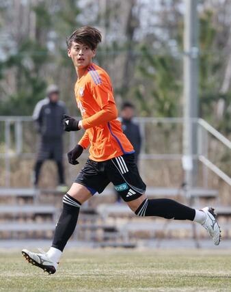 練習試合でプレーするＤＦ藤原優大＝聖籠町