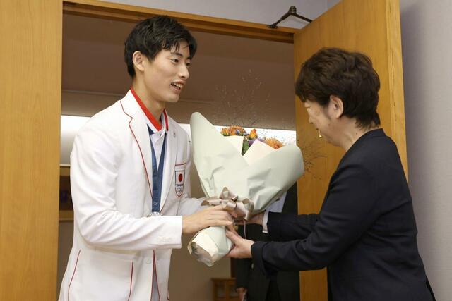 野島晶子副市長から花束を受け取る古俣聖選手(左)=9月30日、新潟市役所