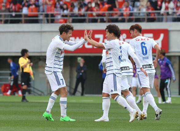 東京Ｖ－新潟　前半３２分、新潟のＦＷ谷口海斗（左）が同点ゴールを決めて１－１。ＦＷ高木善朗と喜ぶ＝味スタ