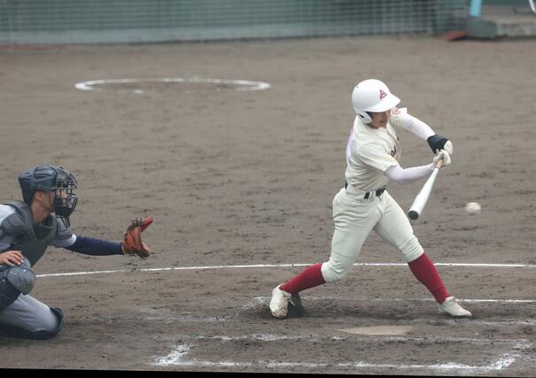 ５回裏糸魚川１死一、三塁で巻渕が適時打を放ち１－０＝４月２８日、柏崎市佐藤池野球場