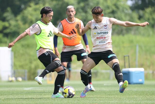 前日練習する新潟の選手＝６月２０日　聖籠町の専用練習場