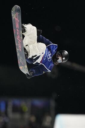 男子ハーフパイプ予選　エアを決める平野歩夢＝リビーニョ（共同）