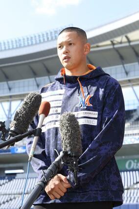 練習後、報道陣の取材に応じるオイシックスの能登嵩都＝エコスタ