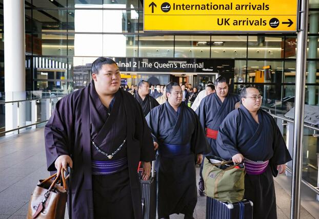 大相撲のロンドン公演のため、英ヒースロー空港に到着した横綱大の里（左端）ら＝１１日、ロンドン（共同）