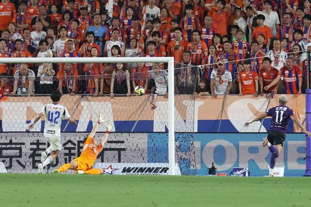 京都－新潟　前半、京都に追加点を奪われ、逆転を許した新潟＝サンガＳ