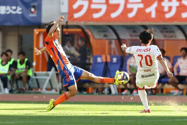 後半、パスを阻止するDF橋本健人(42)=デンカビッグスワン