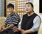 　ライチ栽培について話す山崎愛莉さん（右）と夫ファム・バン・ニャンさん＝２日、ベトナム北部ハイフォン郊外（共同）