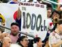 日本―チュニジア戦で掲げられた、W杯通算千試合目を記念するメッセージ=20日、モンテレイ(共同)