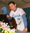 ２００１年９月、監督退任が決まって記者会見する東尾修さん＝西武ドーム