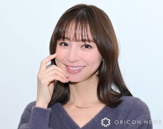 篠田麻里子、デコルテあらわ衣装着こなす 元AKBメンバーとのオフ
