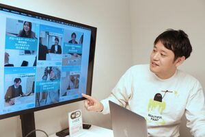 インスタグラムで長岡の企業を紹介している宮下寛太さん=長岡市大手通2のミライエ長岡