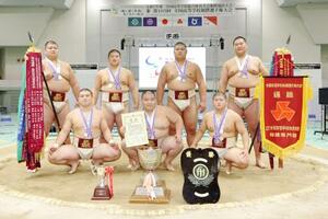 相撲団体で優勝した鳥取城北の選手たち=ヤマタスポーツパーク鳥取県民体育館