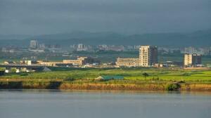 　「中朝鴨緑江大橋」の北朝鮮側で進む税関施設とみられる建築物の建設工事＝２５日、中国遼寧省丹東から撮影（共同）