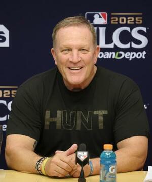 記者会見で質問に答えるブルワーズのマーフィー監督=ミルウォーキー(共同)